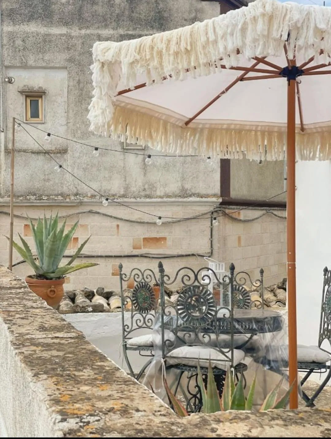 Il Bacio — terrazzino con ombrellone e panorama sul centro storico
