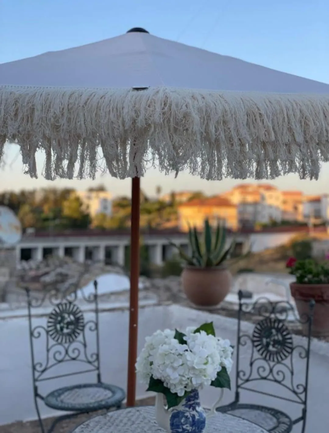 Il Bacio — terrazzino con arredi boho e vista sul borgo