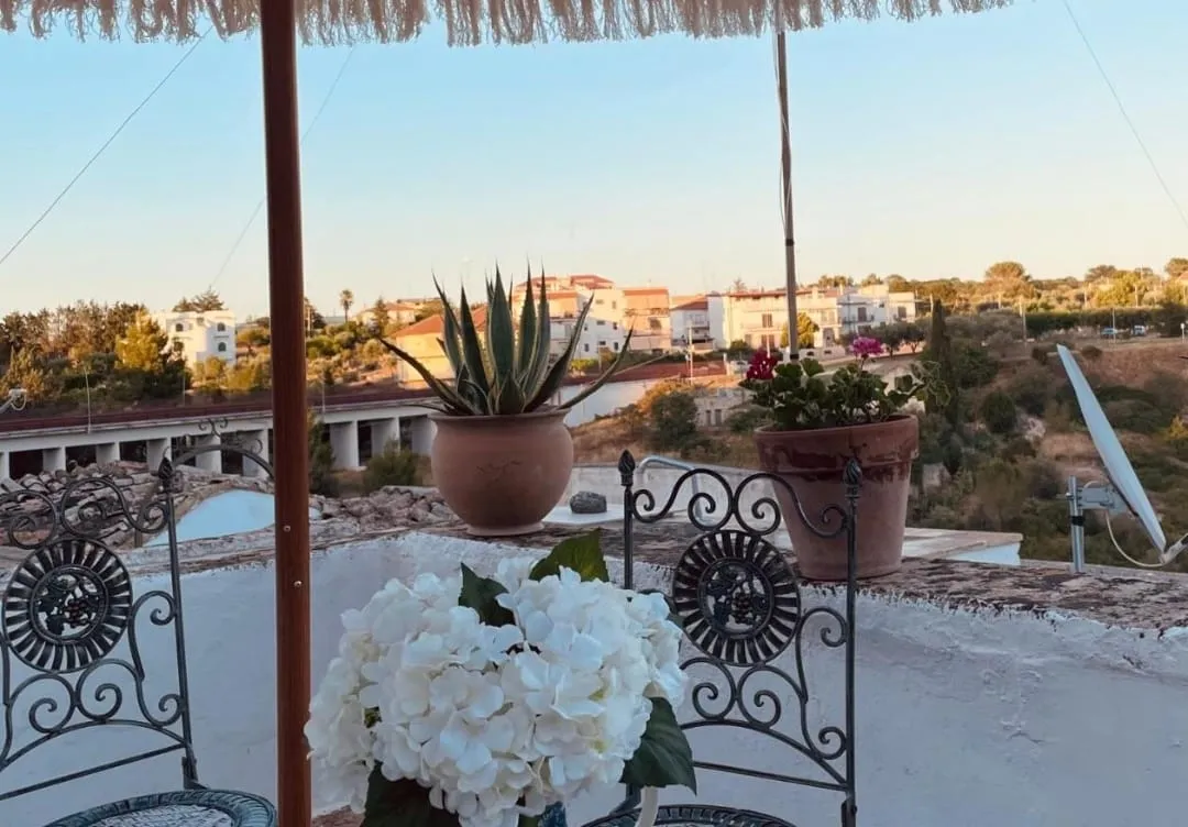 Il Bacio — terrazzino panoramico con vista sui tetti di Laterza al tramonto