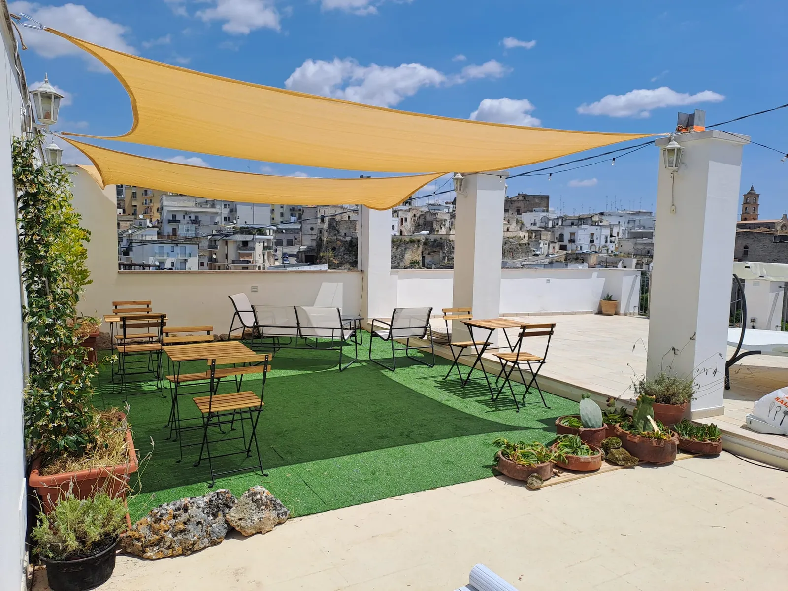 Il Belvedere — terrazzo panoramico con vele ombreggianti e vista sul centro storico di Laterza