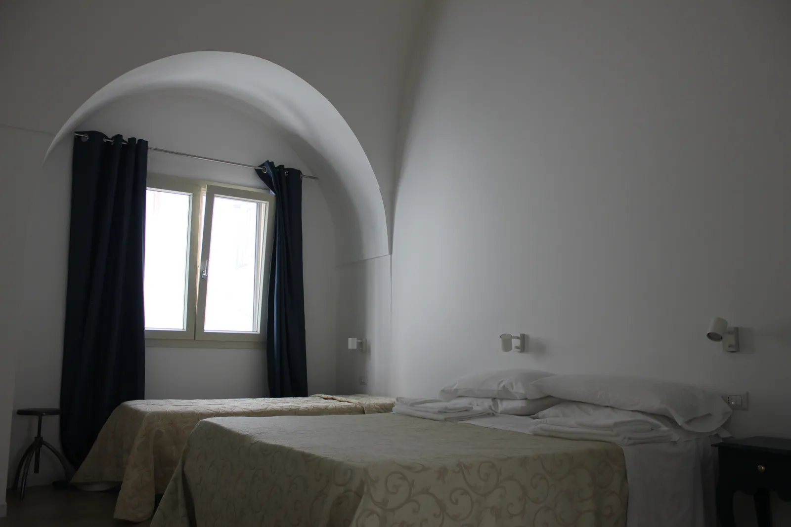 Camera dell'appartamento accessibile con volta a botte