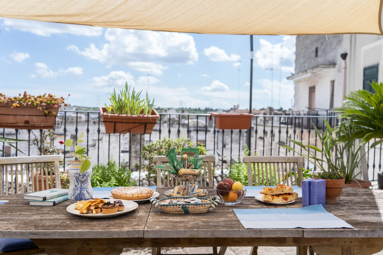Terrazzo panoramico di Iris con colazione e vista sui tetti di Laterza