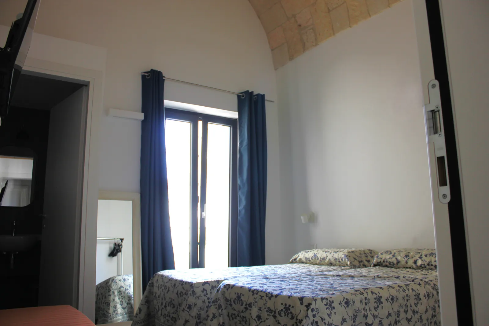 Iris — camera doppia con soffitto in legno e affaccio