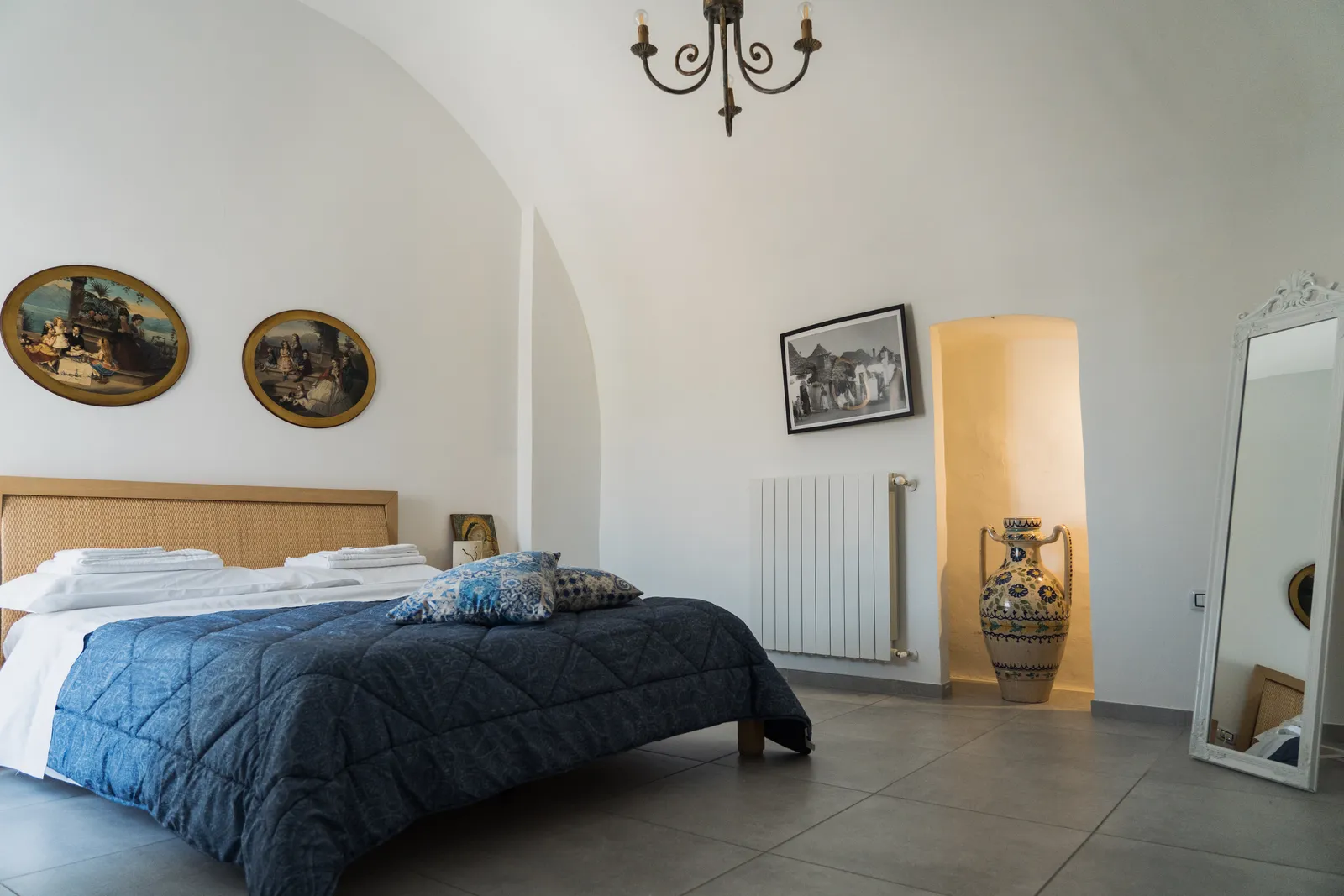 La Corte di Navarrete — camera da letto con dettagli eleganti