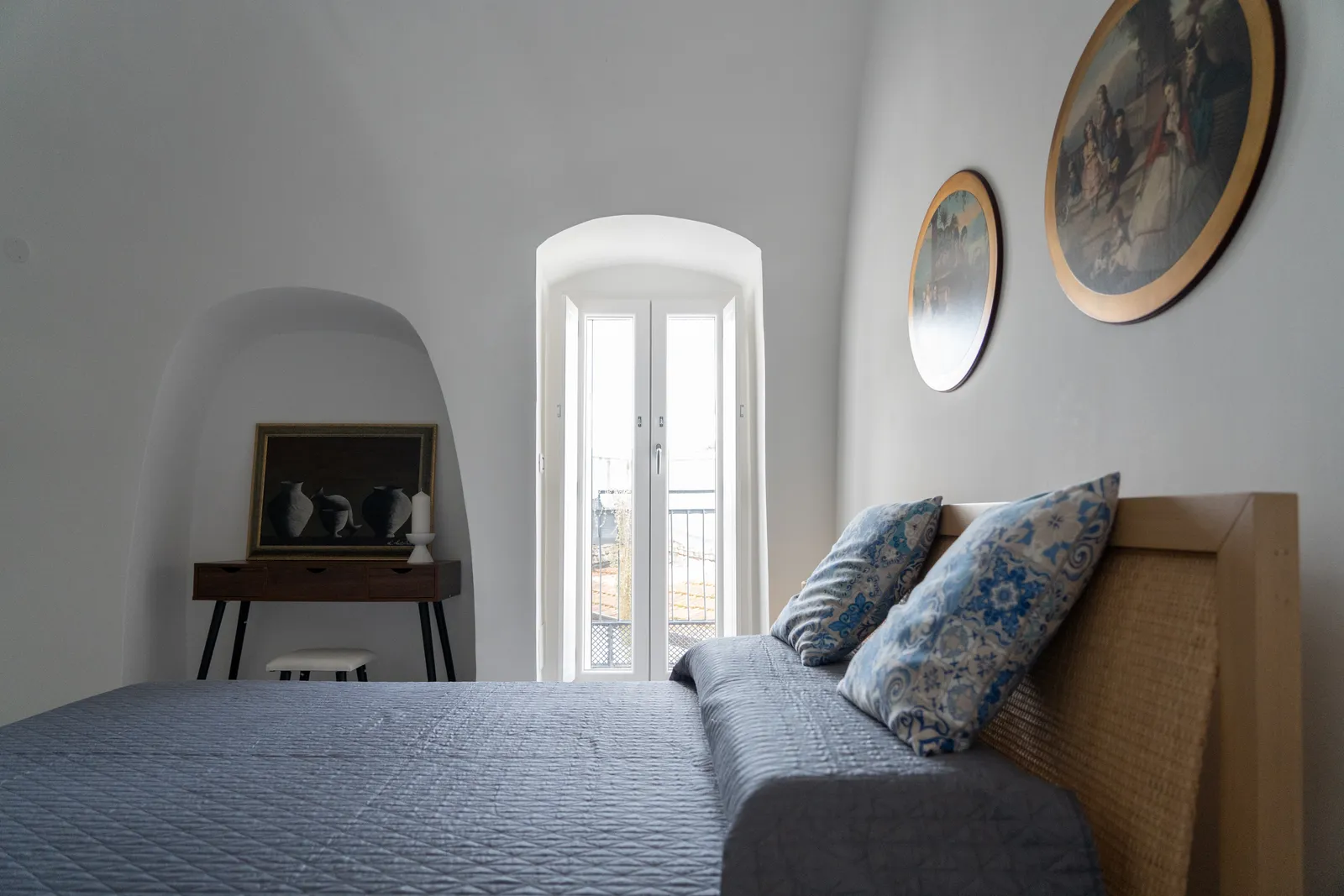 La Corte di Navarrete — camera con finestra ad arco e specchio