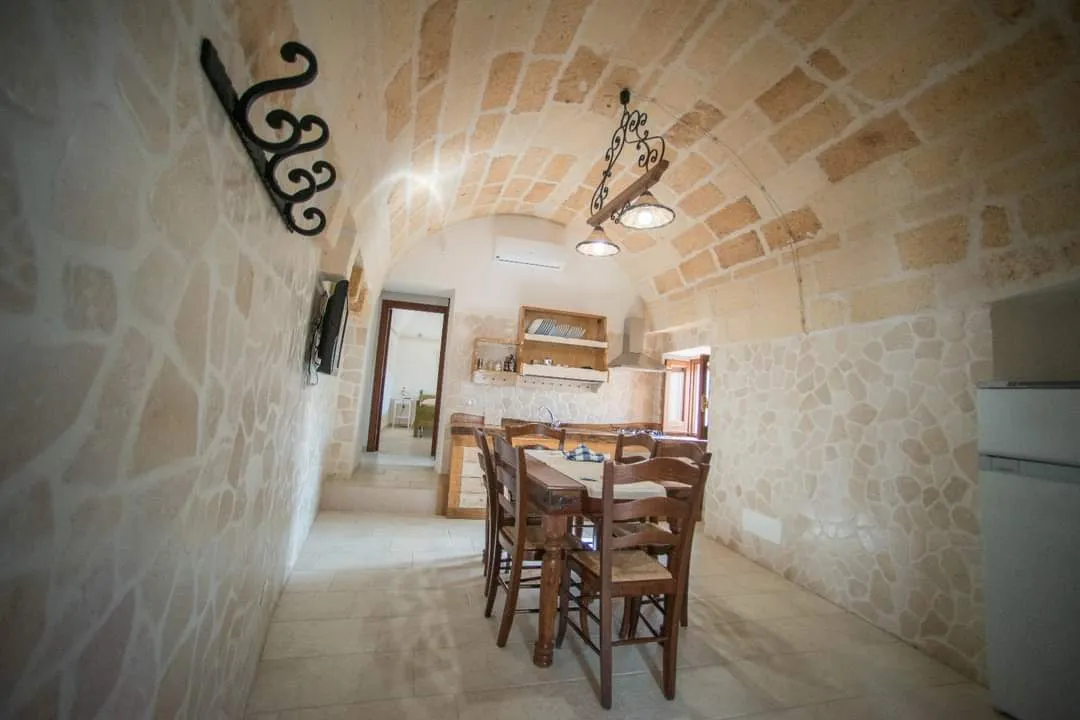 Sala con volta in pietra nel bilocale di San Leonardo