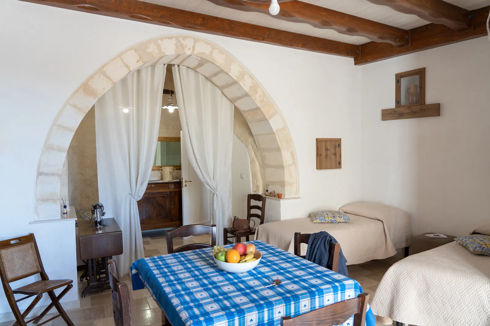 San Leonardo, Monolocale — ambiente unico con arco, zona giorno e letto