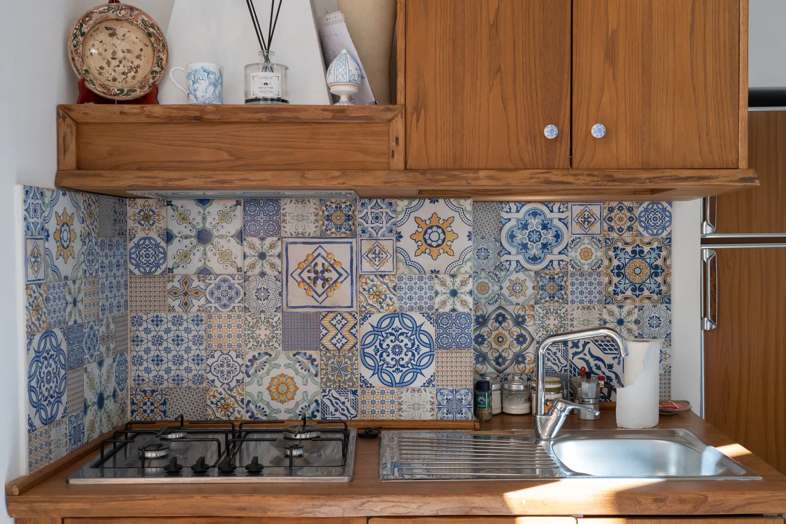 Cucina con maioliche tradizionali a San Leonardo
